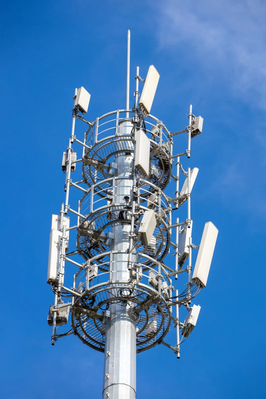 5G信号基站铁塔 移动通信设备的力量与美学